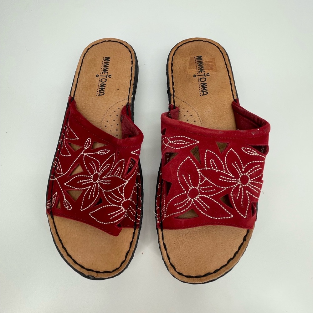 ⭐️Minnetonka Women's Red Floral Sandals